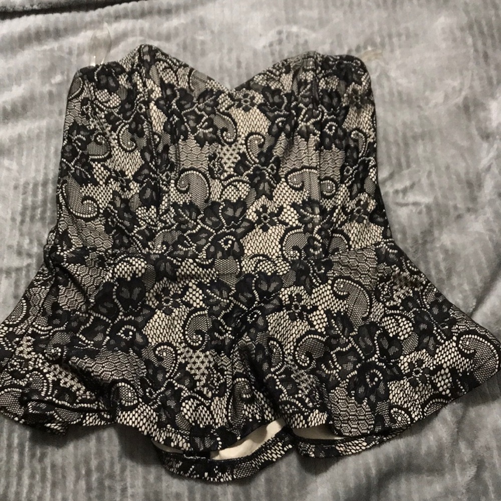 LACE STRAPLESS BLOUSE